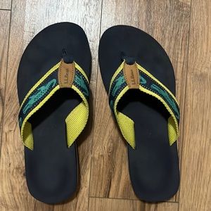 LL Bean Maine Isle flip flops crocodile pattern, size 7 womens